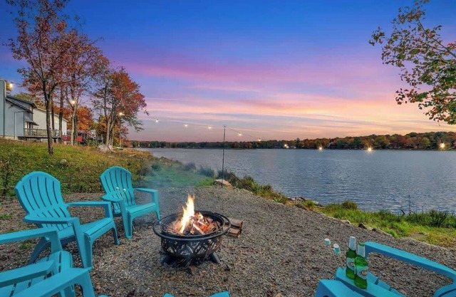 Lakefront, Kayaks, Firepit, Hot Tub , Pool Table