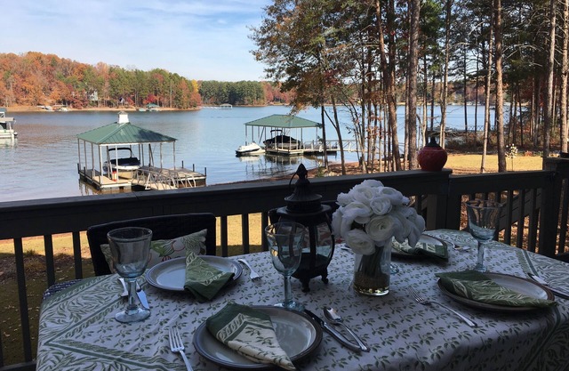 Lakefront Lake Keowee Home with flat lawn & private dock. 14 miles to Clemson!