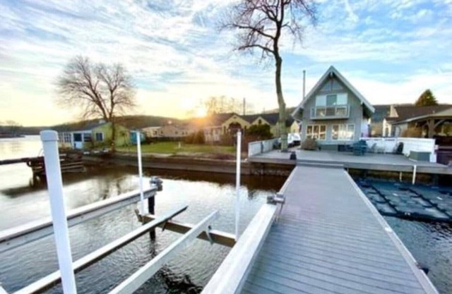 LAKEFRONT Level Lot Home with a Private Deck/Dock w/2 Kayaks & Paddle Boards