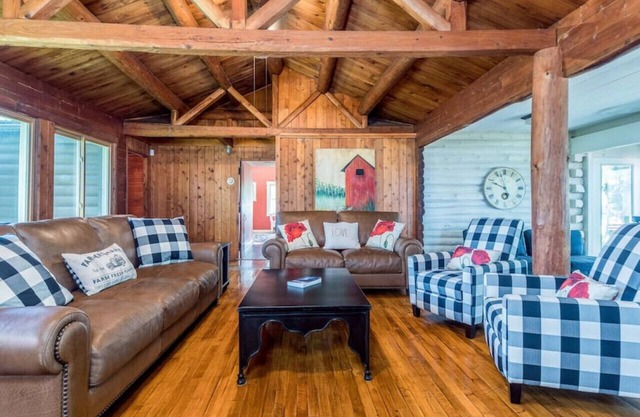 Lakefront Log Cabin Retreat