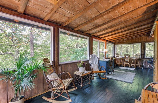 Lakefront Log Cabin Retreat 3br-2ba Hot Tub+kayaks