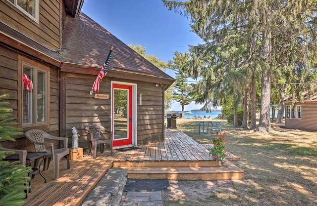 Lakefront 'Manitou Cottage' < 1 Mi to Downtown!