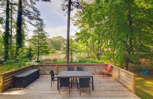 Lakefront Newport News Home, 6 Mi to City Center!