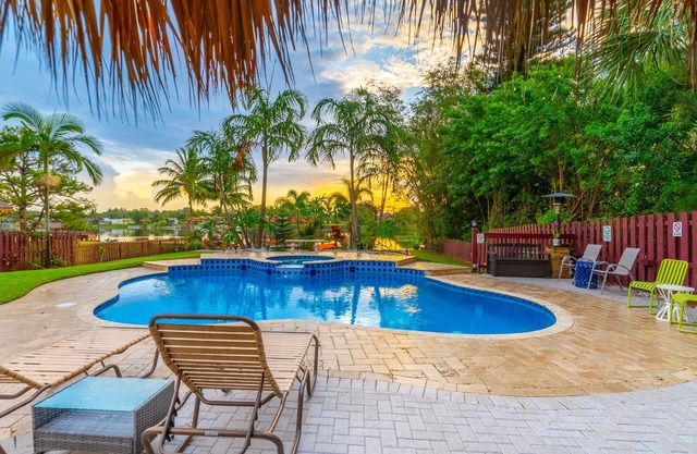 Lakefront Oasis 6BD, Sleep 14, Heated Pool, Tikis, Golf, Dock on Lake, No Stairs