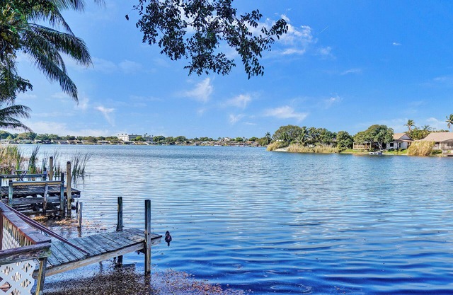 Lakefront Oasis Newly Renovated Pergola, King Bed, Washer Dryer 10 min Casino