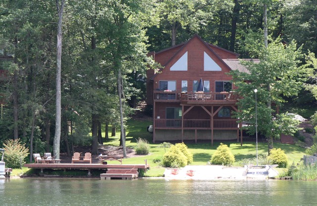 Lakefront, pontoon boat, hot tub ,Game Room, Fire pit, huge deck, kayaks
