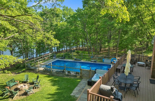 Lakefront, Private Pool, Hot Tub, Firepit, Boats Ping Pong, Foosball