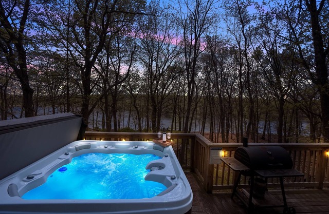 Lakefront, Pvt Hot Tub, Indoor Pool, Hiking, Games Games, Fireplace