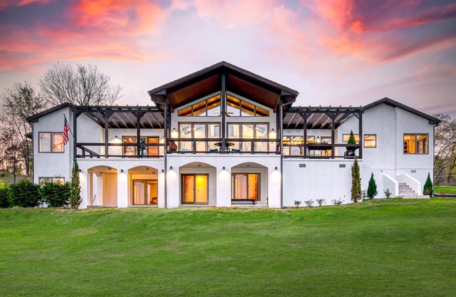 Lakefront Retreat Bonfire Nights w/S’mores, Ping Pong, Shuffleboard & More!