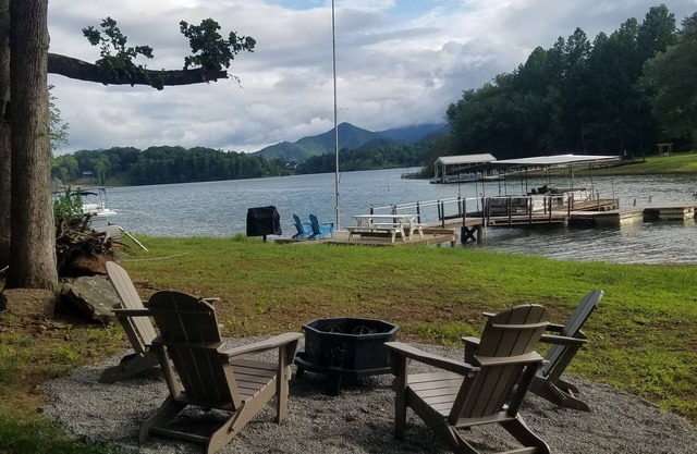 Lakefront Retreat on Chatuge – 2 Min to Town w/Mother-in-Law Suite- sleeps 10