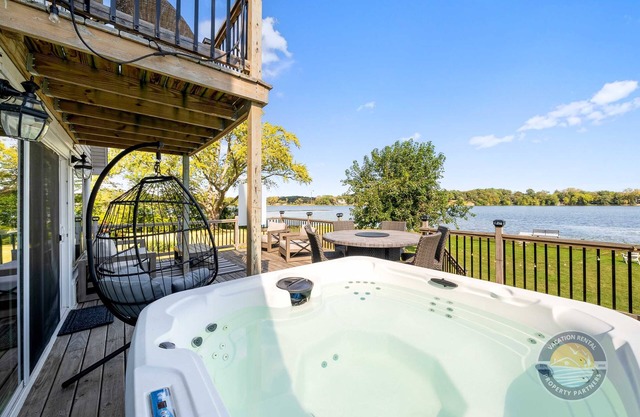 Lakefront Retreat with Hot Tub
