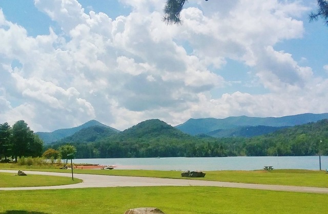 LAKEFRONT - "Sitting Rock" on Lake Chatuge - Hiawassee, Georgia
