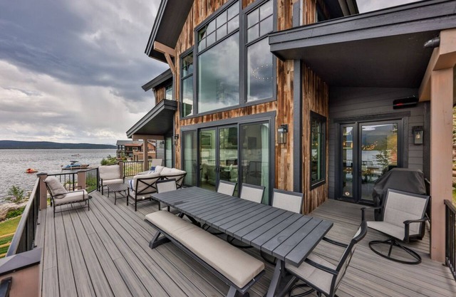 Lakefront Spacious Mountain Lux Home. Private dock, Hot Tub, Bunk Room!