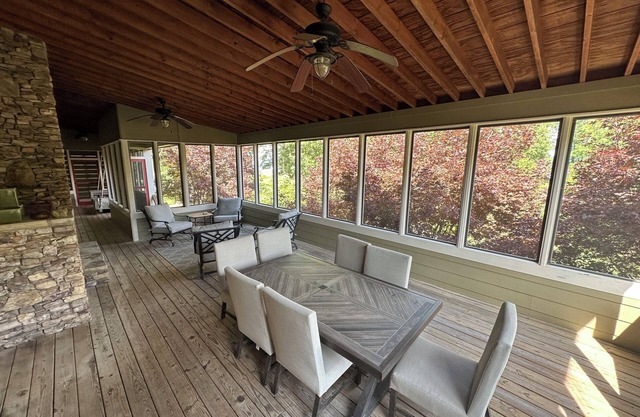 Lakefront Treehouse on Lake Guntersville w private dock access