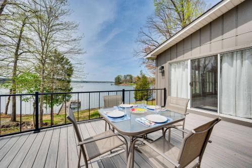 Lakefront Troutman House with Spectacular Sunsets!
