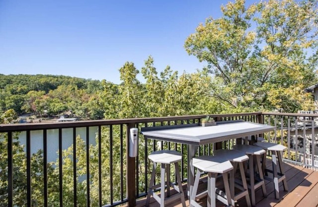 Lakefront Unique Villa/Views 3 Bed 2.5 Bath