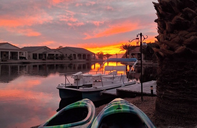 Lakefront vacation Fish, Kayak, Swim, BBQ, Relax. Minutes to Laughlin & Riversn