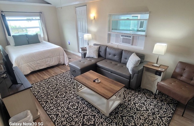 Lakefront Views-Private Porch and Deck- Close to the Villages in Leesburg