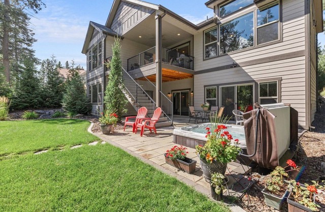 Lakefront w/Access - Non Motorized |Near Stoneridge Golf Course | 30 minutes to Silverwood | Hot Tub