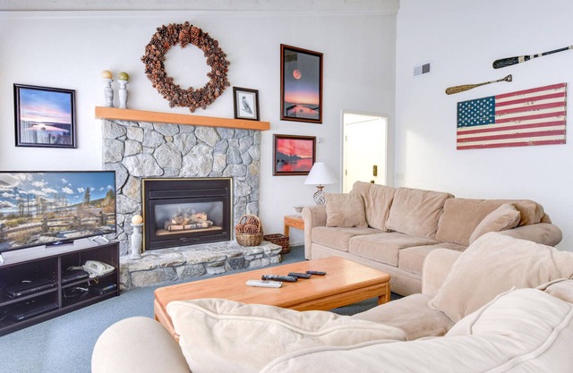 Lakefront Waters Edge Vista | HOA Pool & Pier Access