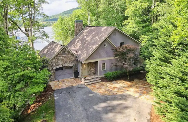 Lakehouse, Dock, Hot Tub & Tesla charger. Ideal for entertaining. Pet-Friendly!