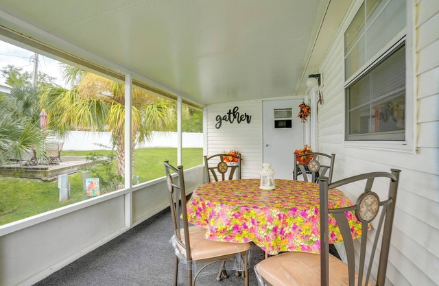 Lakeland Cottage w/Pool Access + Screened Porch!