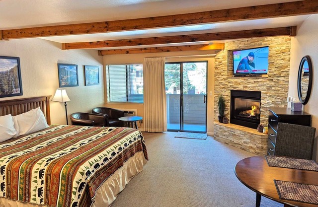 Lakeland Village - Private Beach - Large Studio - Tree View, King Bed, Full Kitchen
