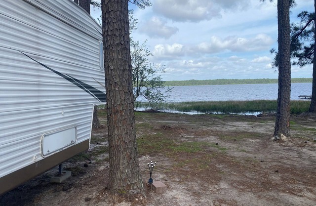 Lakeside 2-bedroom RV in charming Hartsville with AC, WiFi