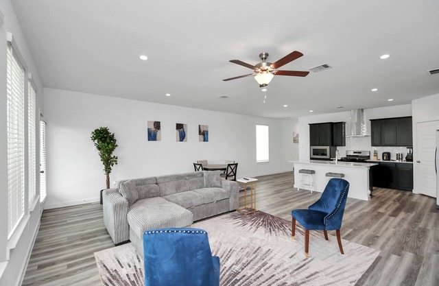 Lakeside 4 Bedroom W/King Bed Near Downtown