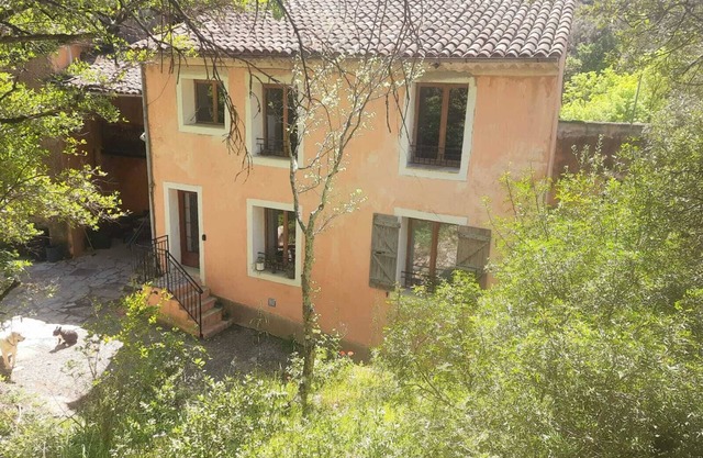 Lakeside Barn Retreat Near Vidauban’s Vineyards & Chateaux