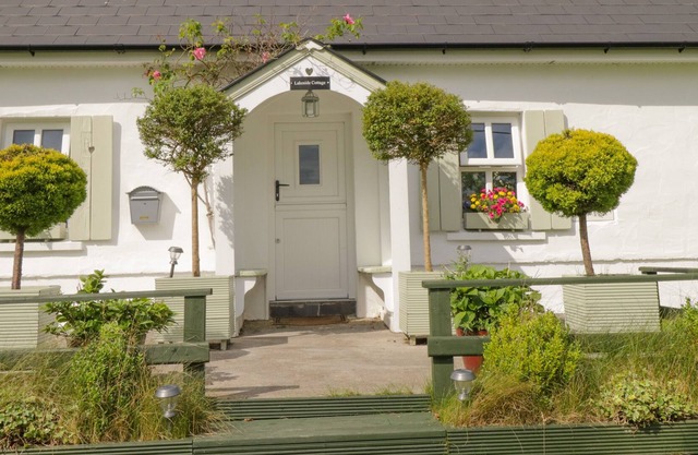 LAKESIDE COTTAGE, romantic, with open fire in Boyle, County Roscommon