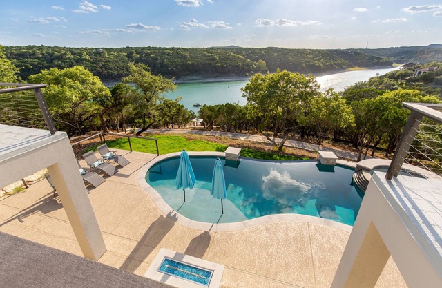 Lakeside Family Fun: Pool, Private Dock, Deep Water Cove!