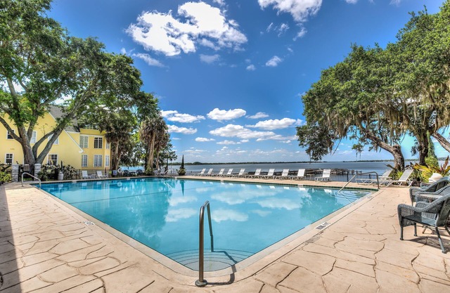 Lakeside Inn