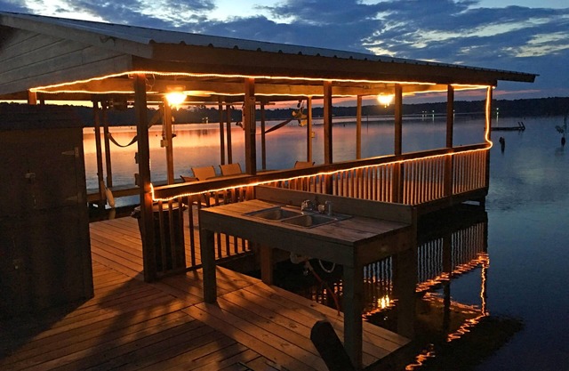 "Lakeside" Kayaks, dock with boat house, huge porch and much more