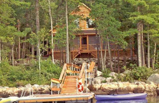 Lakeside Log Cabin - 4 Bedrooms. Sleeps 10.