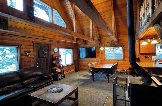 Lakeside Log Cabin with Loft