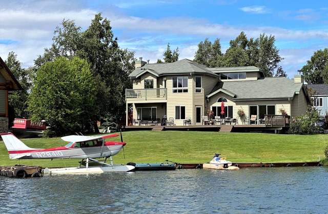 Lakeside Private 4 Bedroom Home In South Anchorage, With Boat Availability.