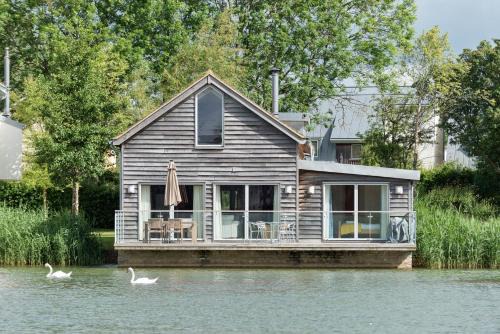 Lakeside property with hot tub Barn Owl HM08