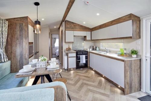 Lakeside Retreat - AGH Hot Tub Breaks - Tattershall Lakes