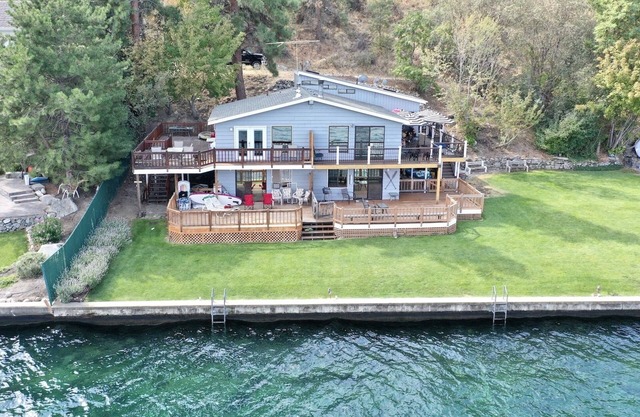 Lakeside Waterfront Condo: On Lake Chelan, WIFI, Easy Lake Access