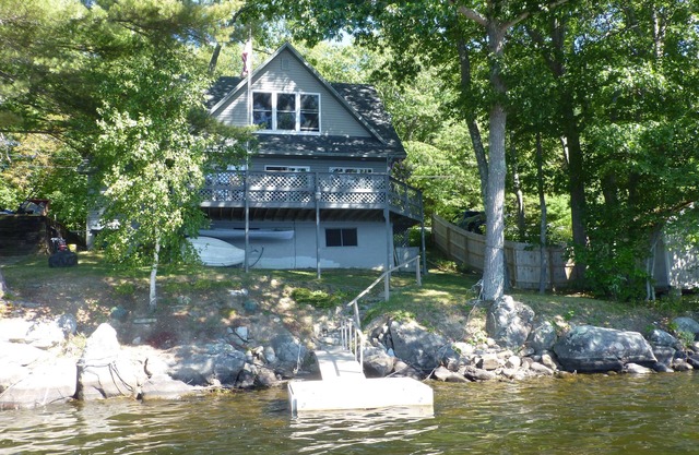 Lakeside Year Round House on the Water's Edge, deck and beautiful sunsets!