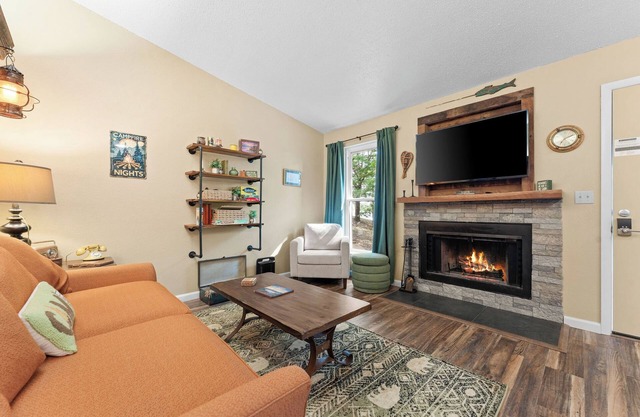 Laketime Hideaway Retro Cabin - TRL Lake Access with amenities pet friendly