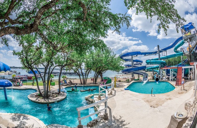 LakeTravis 1BR Bungalow #7: Free waterpark, walk to dining, marina, lake &beach