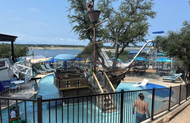 LakeTravis 2BR Bungalow 8:Free waterpark, walk to dining, marina, lake