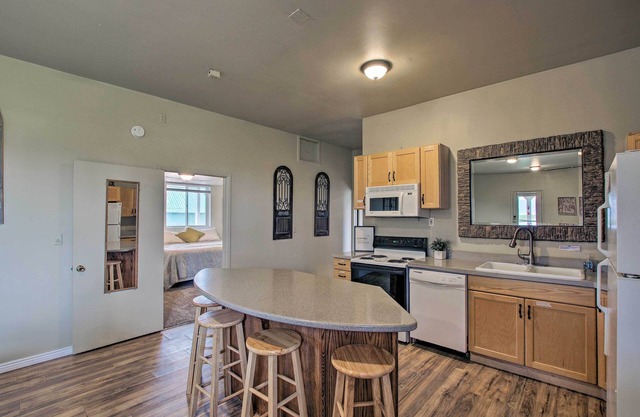 Lakeview Condo by Bear Lake, 6 Mi to N. Beach