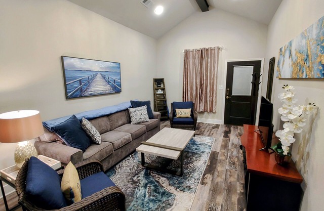 Lakeview Getaway B - Perfect for Couples or families