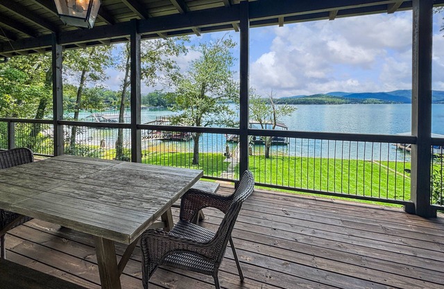 Lakeview Landing -Lakefront, Private Dock, Wood Burning Fireplace