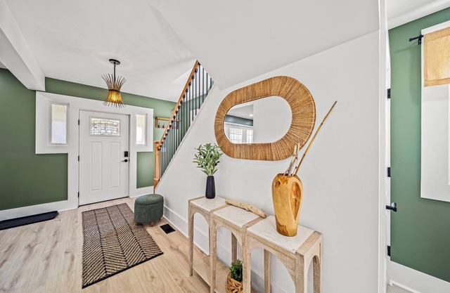 Lakeview Modern Stay Near Beaches, GOTL, and Spire