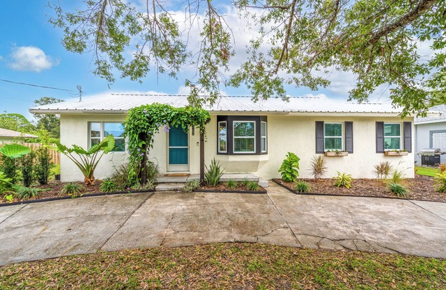 Lakeview Oasis - 4bd/2ba overlooking the lake!