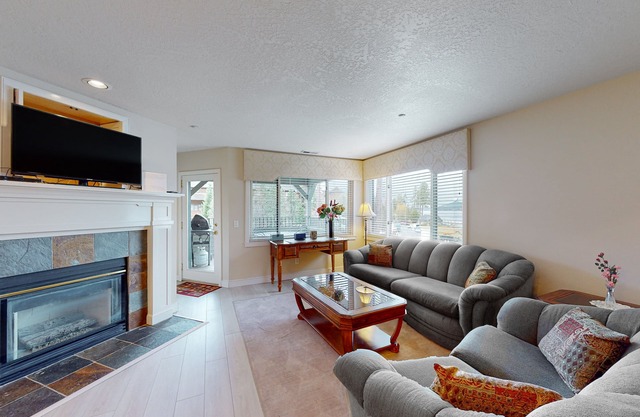 Lakeview vacation condo w/private W/D & access to dock & close to public beach